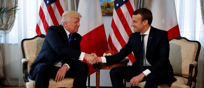 La poignée de main virile entre Donald Trump et Emmanuel Macron a fait le tour du monde. ©Evan Vucci