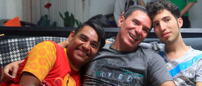 De gauche a droite : John Alejandro Rodriguez Ramirez, Manuel Jose Bermudez Andrade et Victor Hugo Prada. Les trois hommes ont legalise leur union le 3 juin dernier chez un notaire de Medellin en Colombie.