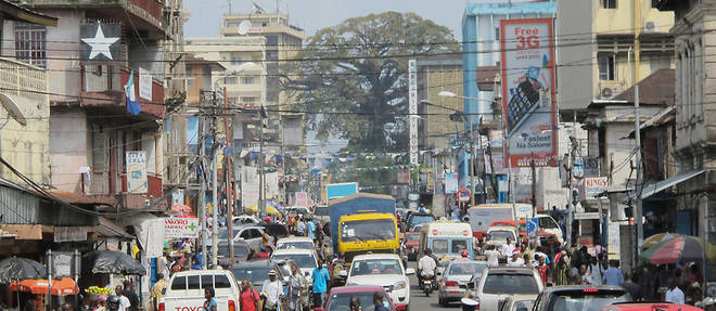 Dans une rue animee de la capitale Freetown. Sierra Leone, en mai 2014.