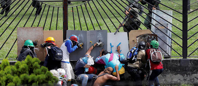 Caracas, le 31 mai. Les militaires tirent a la chevrotine sur les manifestants anti-Maduro. On deplore deja pres de 70 morts en 2 mois.
