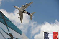 L'A380. Les surcoûts de l'avion star ont échaudé les actionnaires d'Airbus. ©ERIC PIERMONT