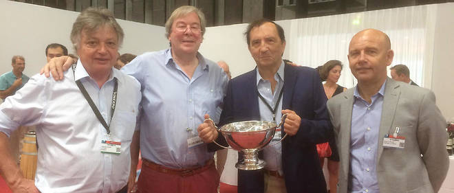 De gauche a droite : Jacques Dupont, Le Point ; Mark Walford, Berry Bros, Angleterre ; Yves Raymond, chateau Saransot-Dupre ; Olivier Cuvelier, president de l'alliance des crus bourgeois.
