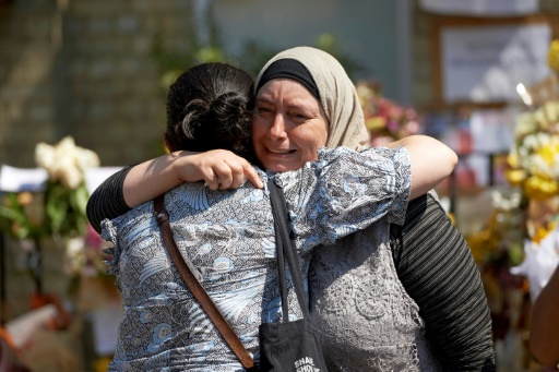 Des femmes réagissent après une minute de silence en mémoire des victimes de l'incendie de la tour Grenfell à Londres, le 19 juin 2017 © NIKLAS HALLE'N AFP