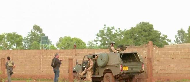 Des soldats francais autour du campement Kangaba, pres de Bamako, le 18 juin 2017. 