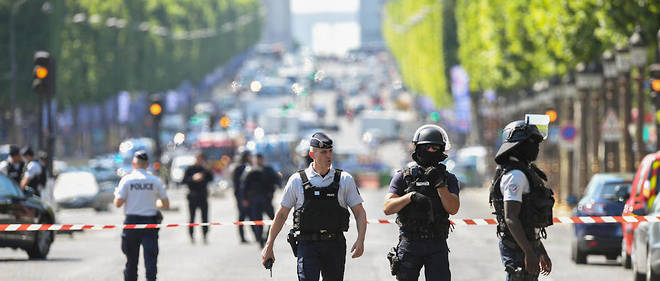 Policiers apres l'attaque contre des gendarmes sur les Champs-Elysees.