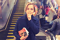 Emma Watson s'amuse &agrave; cacher des livres dans tout Paris