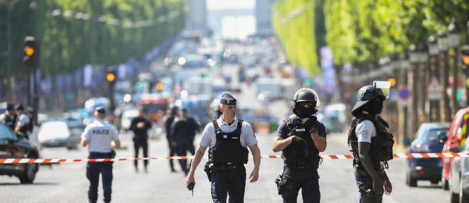 La police sur les Champs-Elysees apres l'attaque d'une voiture de gendarmes.