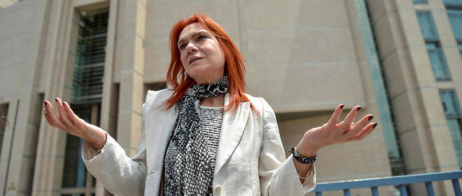 La romanciere Asli Erdogan devant le tribunal le 22 juin. Poursuivie pour avoir ecrit dans un journal pro-kurde, elle risque la prison a vie.