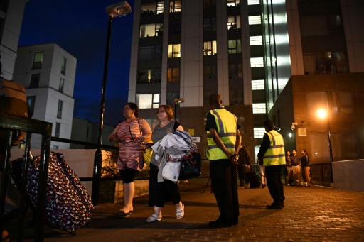 Des habitants quittent la tour Taplow dans le nord de Londres, le 23 juin 2017 © Justin TALLIS AFP