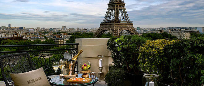 Cet ete, la maison de champagne Krug installe un concept-bar ephemere sur les toits de l'hotel parisien Shangri-La.