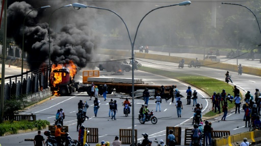 Les manifestants ont bloqué une route avec un camion en feu, le 23 juin 2017 à Caracas © FEDERICO PARRA AFP