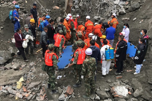 Des équipes de secours recherchent des survivants, le 24 juin 2017, après un glissement de terrain à Xinmo, dans la province du Sichuan, dans le sud-ouest de la Chine ©  AFP