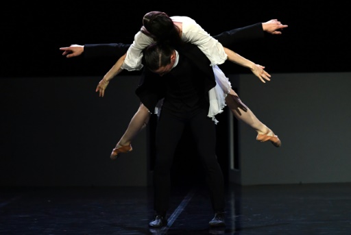 Les danseurs Jean-Charles Jousni (d) et Verity Jacobsen lors d'une répétition du ballet "Les pièces de New York" d'Angelin Preljocaj à l'Opéra de Montpellier, le 23 juin 2017 © PASCAL GUYOT AFP