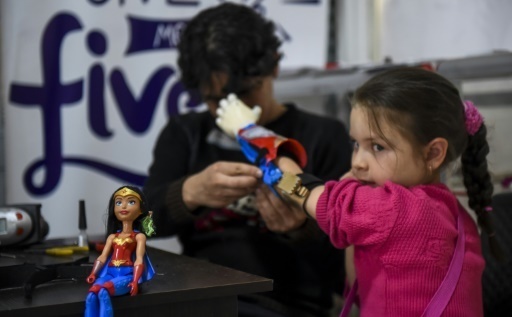 En Colombie, des enfants super-heros grace a des protheses ludiques