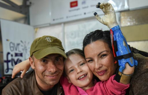 La petite Colombienne Shaio Valeria Novas et ses parents Julia Giraldo (d) et Alexander Novas, le 12 juin 2017 à Bogota © RAUL ARBOLEDA AFP