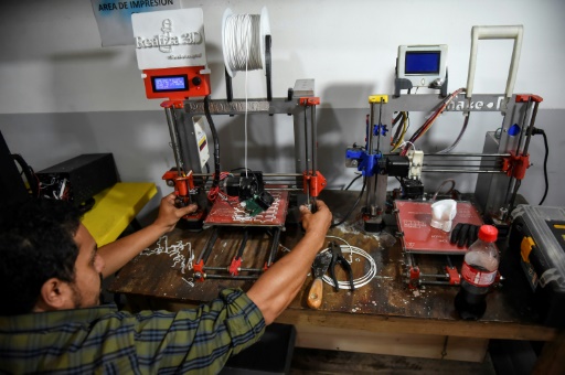 Le Colombien Yusef Muñoz, directeur général de Fabrilab, travaille sur des prothèses imprimées en 3D, le 12 juin 2017 à Bogota © RAUL ARBOLEDA AFP