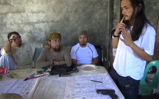 Image tirée d'une vidéo fournie par l'armée philippine le 18 juin 2017 montrant Isnilon Hapilon (2e g, chef du groupe islamiste Abu Sayyaf et l'un des terroristes les plus recherchés par les Etats-Unis, lors de la préparation d'une attaque sur Marawi ©  Armée philippine/AFP/Archives