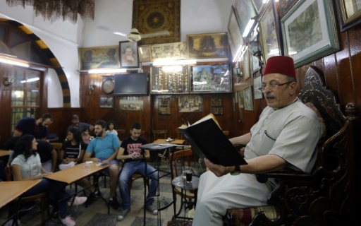 Le Syrien Ahmad al-Lahham, un des derniers conteurs, dans un café de Damas, le 19 juin 2017 © LOUAI BESHARA AFP