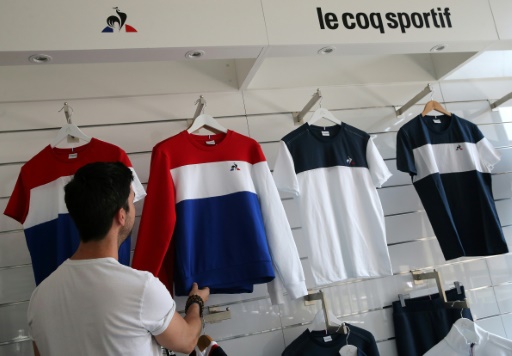 Des maillots de sport de la marque Coq Sportif dans la boutique de l'usine de Romilly-sur-Seine, le 21 juin 2017 © FRANCOIS NASCIMBENI AFP
