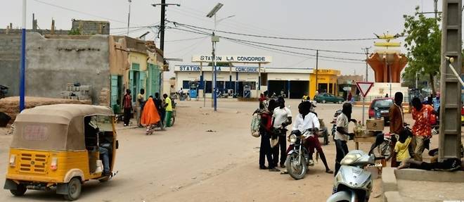 Des habitants dans une rue d'Agadez, au nord du Niger, le 6 avril 2017.