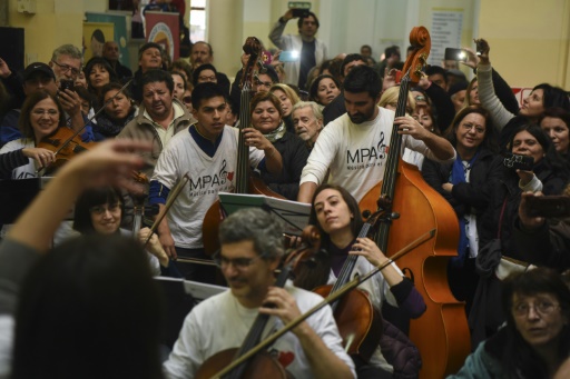 Des musiciens de l'association Musique pour l'âme jouent à l'hôpital Alvarez de Buenos Aires, le 12 juin 2017 en Argentine © EITAN ABRAMOVICH AFP