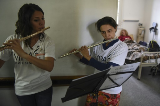 Des musiciens de l'association Musique pour l'âme jouent à l'hôpital Alvarez de Buenos Aires, le 12 juin 2017 en Argentine © EITAN ABRAMOVICH AFP