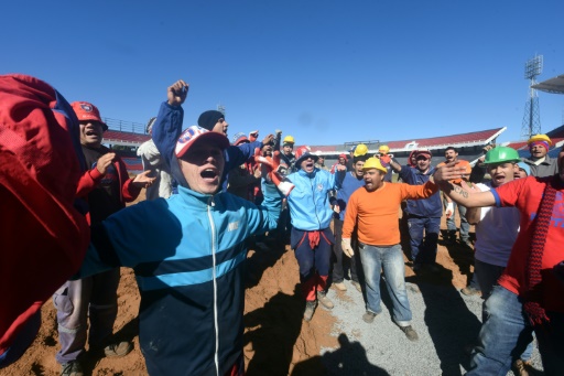 Des ultras du club paraguayen de Cerro Porteno participant à la construction de leur nouveau stade, le 20 juin 2017 à Asuncion © NORBERTO DUARTE AFP