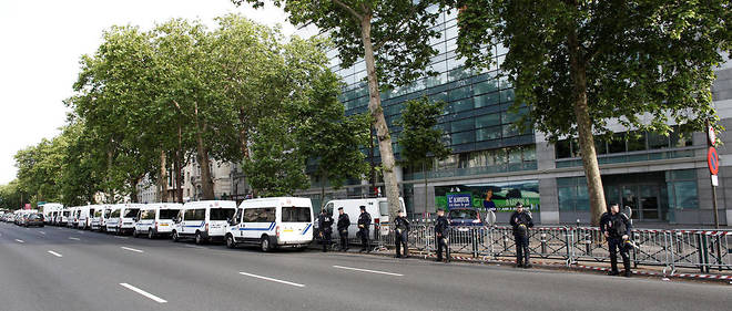 Des camions de police dans une rue de Neuilly-sur-Seine (illustration).