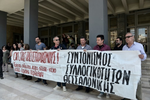 Des activistes anti-saisies manifestent contre les enchères immobilières devant le tribunal de Thessalonique, le 21 juin 2017 en Grèce © SAKIS MITROLIDIS AFP