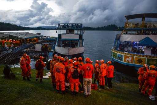 Des secouristes participent à la recherche des survivants après le naufrage du bateau Almirante à Guatapé (Colombie) le 25 juin 2017 © JOAQUIN SARMIENTO AFP
