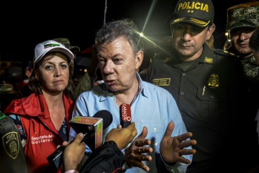 Le président Juan Manuel Santos (c) sur les lieux du naufrage d'un bateau transportant 170 passagers, à Guatapé, le 25 juin 2017 en Colombie © Joaquin SARMIENTO AFP