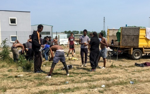 Migrants de Calais: la justice ordonne des mesures d'aide, malgre l'Etat