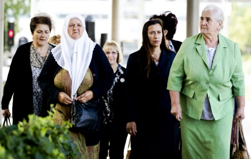 Des Bosniaques de l'association des Mères de Srebrenica, le 27 juin 2017 à La Haye © Remko de Waal ANP/AFP