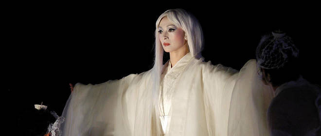 "Antigone", interpretee par Micari dans la mise en scene de Satoshi Miyagi.
 