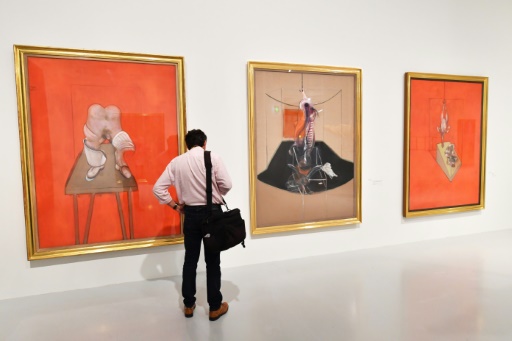 Un visiteur regarde des oeuvres du peintre britannique Francis Bacon dans le cadre de l'exposition intitulée "Francis Bacon/Bruce Nauman - Face à Face" à Montpellier, le 28 juin 2017 © PASCAL GUYOT AFP