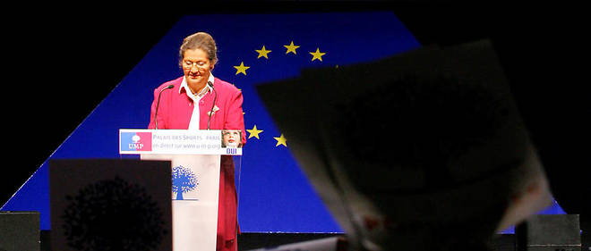 Le 12 mai 2005, Simone Veil participe a un meeting de l'UMP en faveur du "oui".