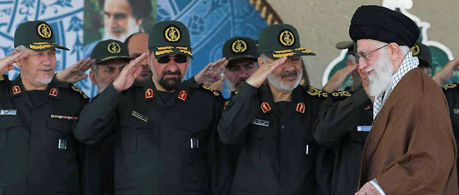 Garde pretorienne. Le 20 mai 2015, Hossein Salami (2e a dr.), commandant adjoint des gardiens de la revolution, Mohsen Rezai (2e a g.) et Yahya Rahim Safavi (a g.), leurs anciens chefs, saluent le guide supreme de la revolution islamique, l'ayatollah Ali Khamenei (a dr.).