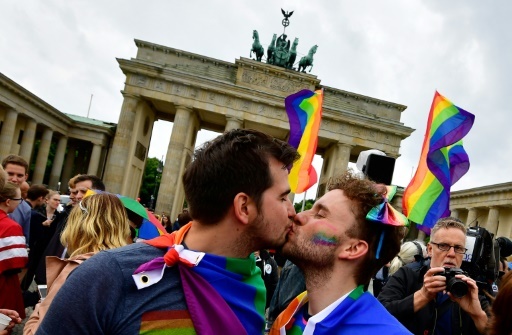 Deux hommes s'embrassent après l'annonce de la légalisation du mariage homosexuel en Allemagne, le 30 juin 2017 à Berlin © Tobias SCHWARZ AFP
