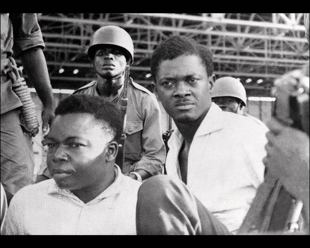 Patrice Lumumba, premier ministre (à droite), et Joseph Okito (à gauche), vice-président du Sénat, au moment de leur arrestation en décembre 1960 à Léopoldville, actuel Kinshasa. © - AFP