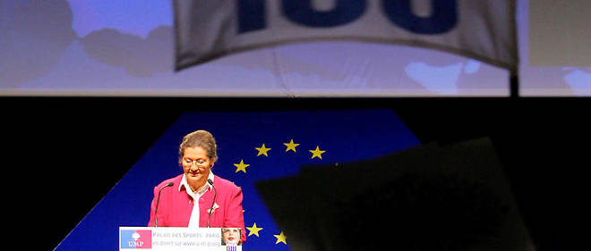 Simone Veil defendant le "oui" a la constitution europeenne. Alors membre du Conseil constitutionnel, elle sera vertement tancee pour cette prise de position.