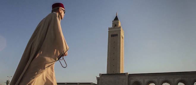 Apres le mois du ramadan, la priere de l'Aid el-Fitr. Ici, devant la mosquee Malik ibn Anas a Tunis. 