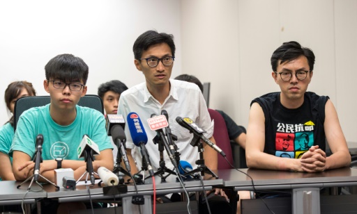 Les militants Joshua Wong (G), Eddie Chu Hoi-dick (C) et  Avery Ng (D) lors d'une conférence de presse à Hong Kong, le 1er juillet 2017 © Jayne Russell AFP