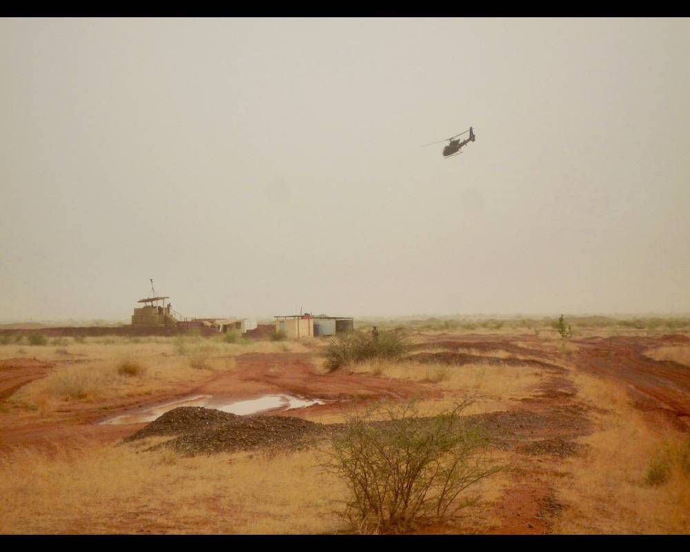 Un hélicoptère des forces françaises de Barkhane survole un convoi dans les environs de Gao.  ©  FX Freland