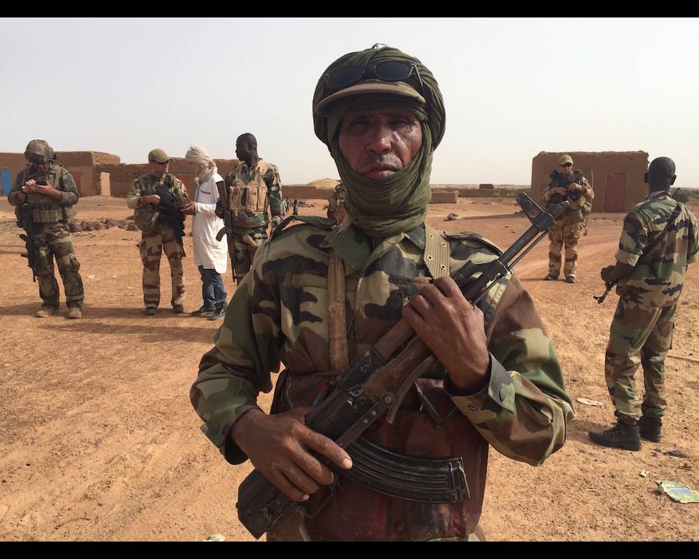 Un combattant du Mouvement pour le salut de l'Azawad (MSA) en présence de soldats français  et de soldats des Famas maliennes. ©  FX Freland