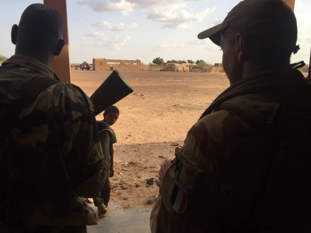 Une patrouille mixte des forces françaises et maliennes. ©  FX Freland