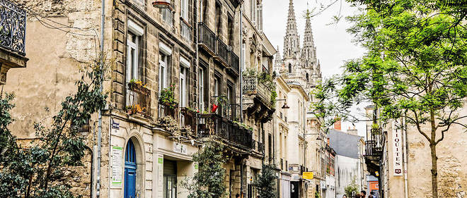 Proprietes. La rue Notre-Dame, dans le quartier tres prise des Chartrons. La rumeur pretend que la grande bourgeoisie en possede la moitie.