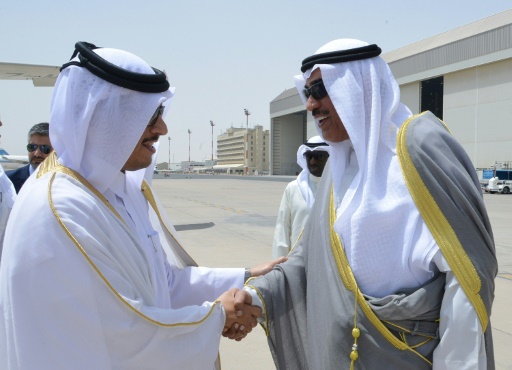 Photo fournie le 3 juillet 2017 par Emiri Diwan du ministre kowéitien des Affaires étrangères cheikh Sabah al-Ahmad Al-Sabah (d) et de son homologue qatari cheikh Tamim ben Hamad Al-Thani à Koweït City ©  KUWAIT EMIRI DIWAN/AFP