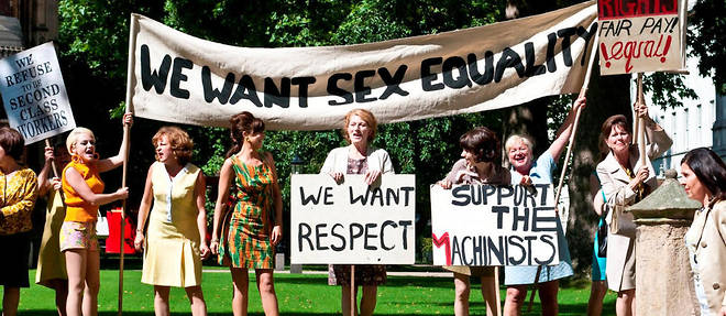 << We Want Sex Equality >> (2011). Le film de Nigel Cole relate une greve des ouvrieres d'une usine automobile en 1968 pour etre payees autant que les hommes. En France, la premiere loi sur le sujet date de 1972.