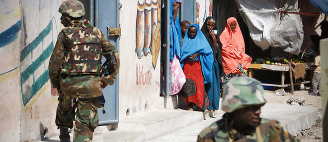 Des soldats ougandais de la force africaine deployee en Somalie, en patrouille dans les rues de Mogadiscio. (Image d'illustration)
 