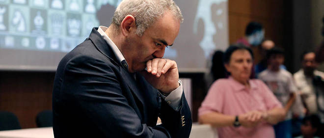 Garry Kasparov en pleine partie (en realite quatre simultanees) a Thessalonique, en Grece, le 21 juin 2016.